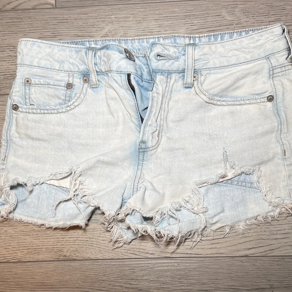 Women's American Eagle Outfitters Light Wash FrayedJean Shorts Size 2 Small